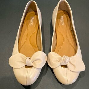 BORN knot bow flats size 8